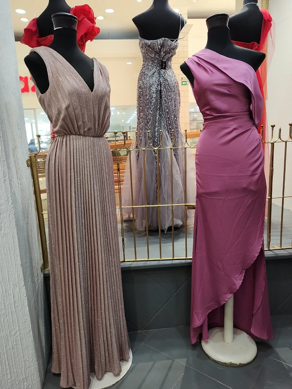 Vestido plisado palo de rosa y vestido malva de un hombro