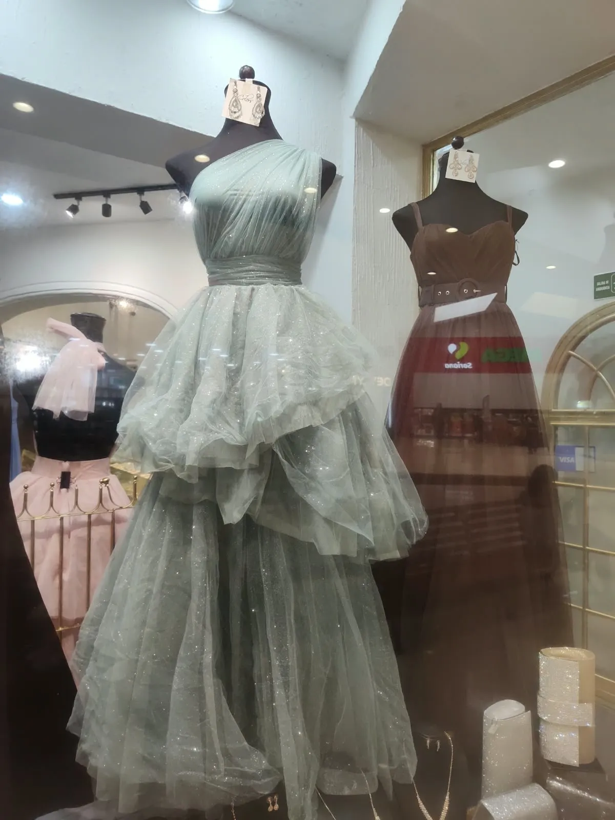 Vestido de tul verde salvia de un hombro con falda de capas